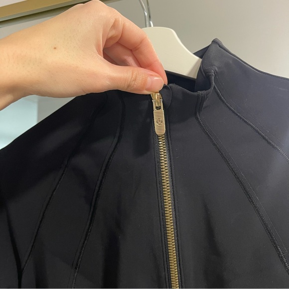 ✨ Gold Zip Define Lululemon Dress
Black size 10 - Picture 6 of 8
